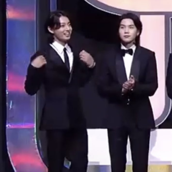 yoonkoous's tweet photo. THEIR LONG HAIR https://t.co/xxdvS5R0hu