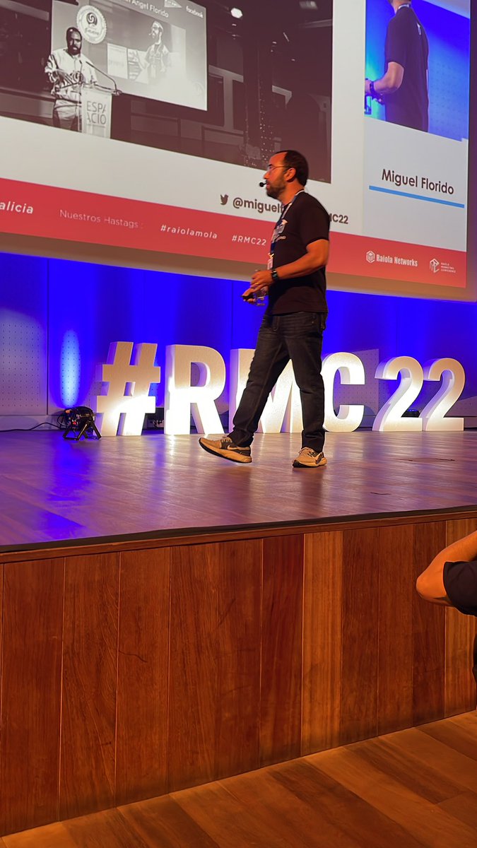 ClariMarketing's tweet photo. @miguelfloro en su chala en #RMC22 … el jefe en todo su esplendor como orador y motivador. Vamos a hacer #beerworking. #raiolamola https://t.co/LrWnWeJZAT