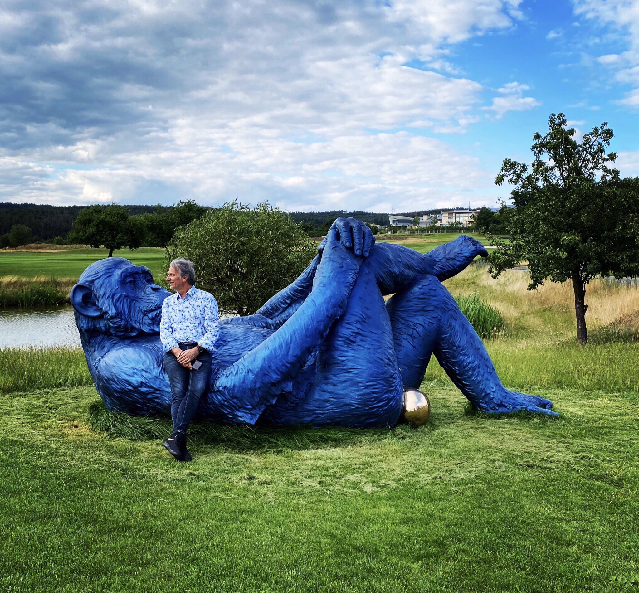The greatest sculpture ever! If you have balls, retweet this 🙌🏼🔄 https://t.co/9qtgGR4bW5