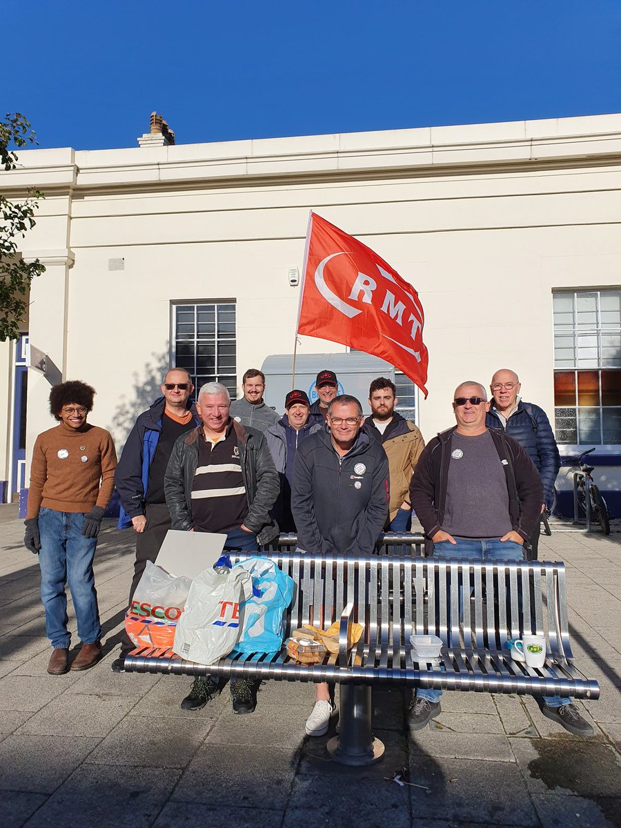 RowneyLee's tweet photo. @RMTunion still going strong at Canterbury West this morning. https://t.co/vc8C9cR0mv