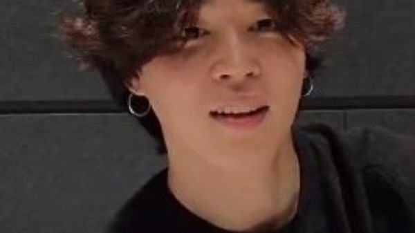 unmateamargoo's tweet photo. - Y quién es tu novio?
Yo: El de traje negro 😍

#BTSOnTMA2022
#TMA2022 https://t.co/NTBqDNjSgw