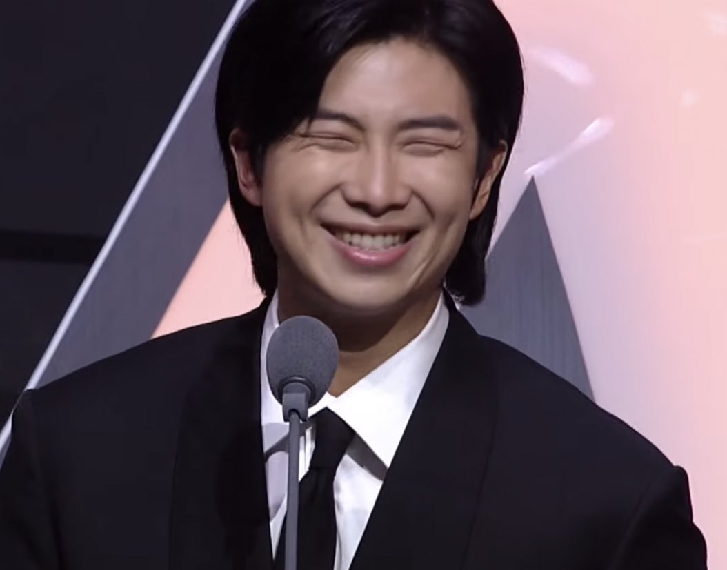 VVmbap's tweet photo. his smile >< https://t.co/DexJRgc0p1