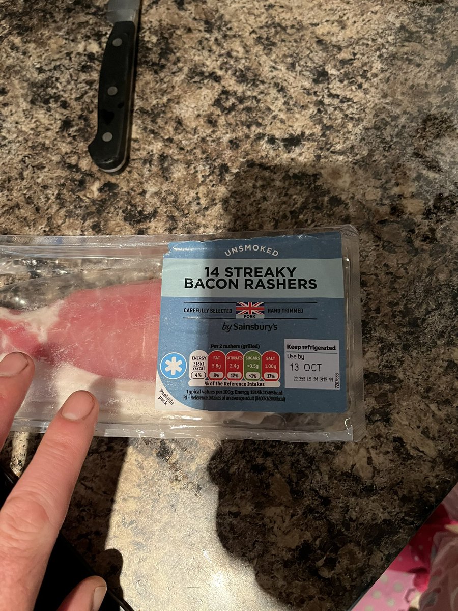 1Glovsie's tweet photo. Was looking forward to my “streaky”bacon sandwich this morning, well there was 2 streaky rashers, at the top of the @sainsburys “carefully selected” pack. #fraud #notasadvertised where’s my streaky rashers? https://t.co/zdBaSgF4EC
