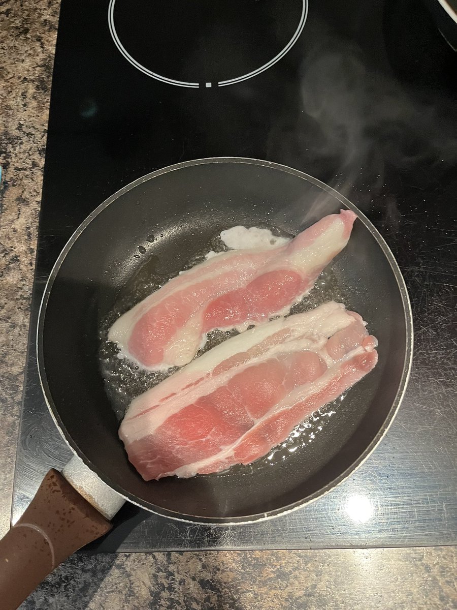 1Glovsie's tweet photo. Was looking forward to my “streaky”bacon sandwich this morning, well there was 2 streaky rashers, at the top of the @sainsburys “carefully selected” pack. #fraud #notasadvertised where’s my streaky rashers? https://t.co/zdBaSgF4EC