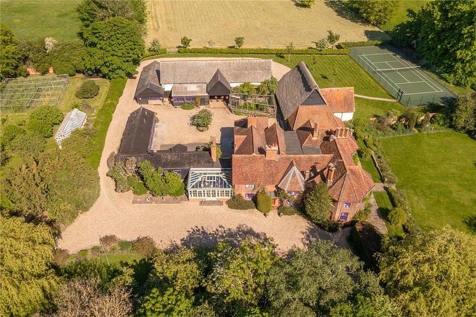emmasiddons's tweet photo. This one was a triumph of patience - but have finally completed on “the house with the purple windows”. A unique estate on the edges of Much Hadham. #hertsbuyingagent #movetothecountry #buyingagent #buyersagent #propertyfinder #muchhadham #artsandcrafts #hertfordshire https://t.co/8HDG1mfCn9