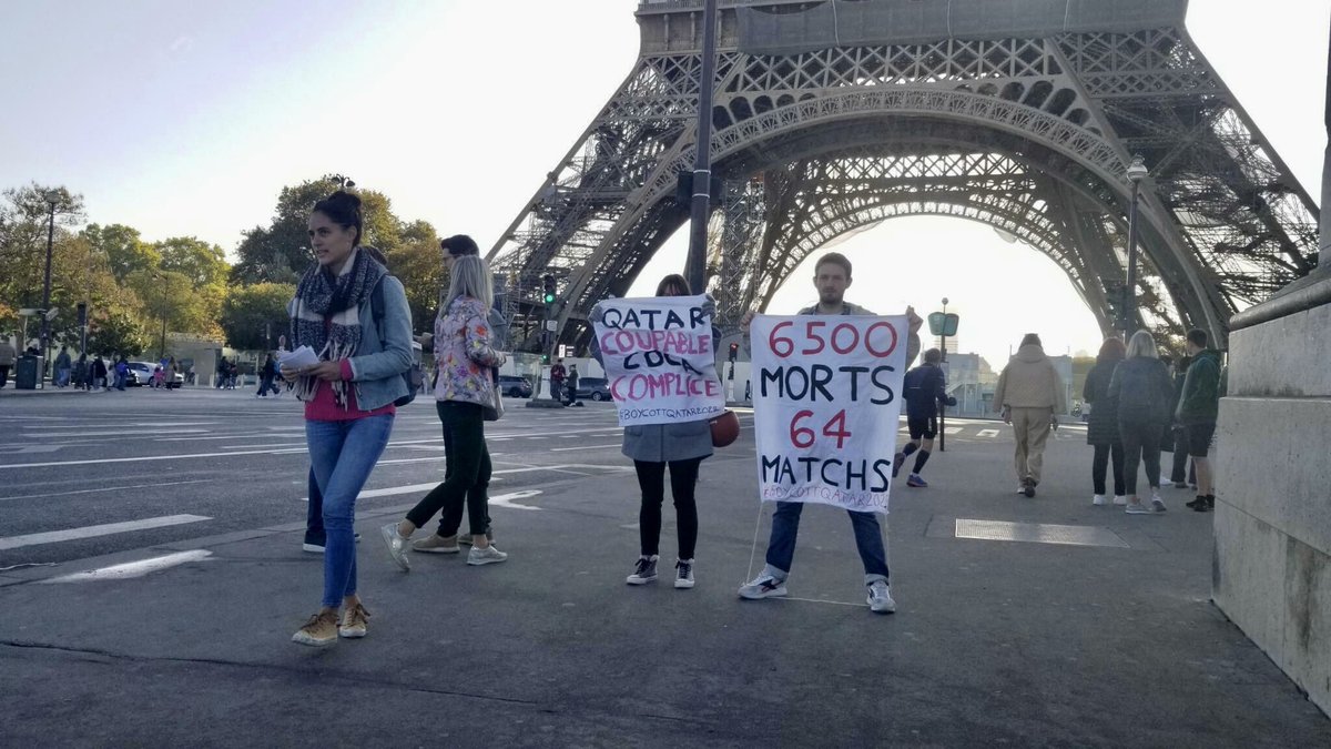 Math_Msg's tweet image. Le collectif @CartonRougeQT a mené une opération de tractage malgré un contexte sécuritaire très important, en marge de la présentation de la #CoupeDuMonde au 1er étage de la #TourEiffel. Reportage à retrouver sur @voltageofficiel #cartonrougeqatar