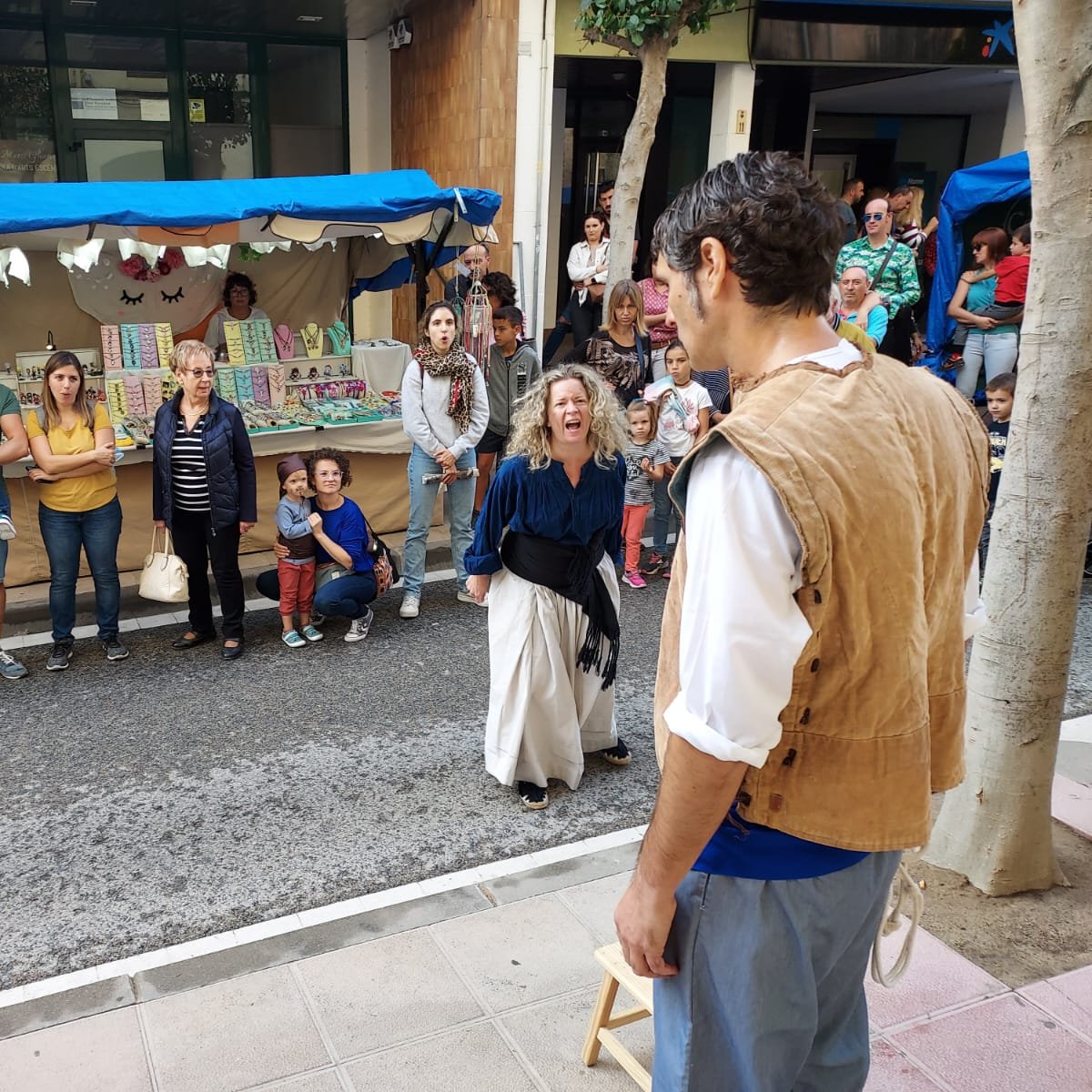 FiradeBandolers's tweet photo. ⚔️🎭 Durant tot el dia, pels carrers podem gaudir del teatre familiar itinerant ‘Escarni públic’. Vigileu i no sortiu del camí, ni busqueu dreceres, perquè us portarà la desgràcia. Cal donar exemple! I que els pecadors pateixin vergonya...
#alcover #firadebandolers #20anysdefira https://t.co/CROwGEKVTS