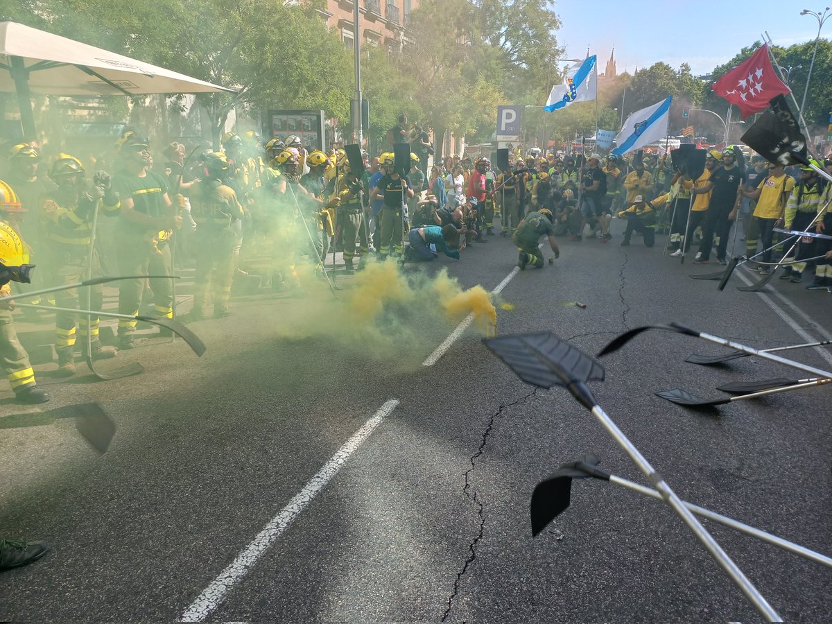 #MarchaNegra en #Madrid #MareaDeFuego frente al <a href="/Congreso_Es/">Congreso</a>

#BomberasForestales y #BomberosForestales 

¡Fundamentales derechos laborales!

 #EstatutoBF #EstatutoBFya
#BBFF  

<a href="/PASBF/">PASBF</a> <a href="/AT_Brif/">ATBRIF</a>
<a href="/cgtsarga/">CGT SARGA</a> <a href="/CGTBRIF/">CGT BRIF</a> <a href="/CGT/">CGT</a>

<a href="/mitecogob1/">mitecogob</a> #BBFF