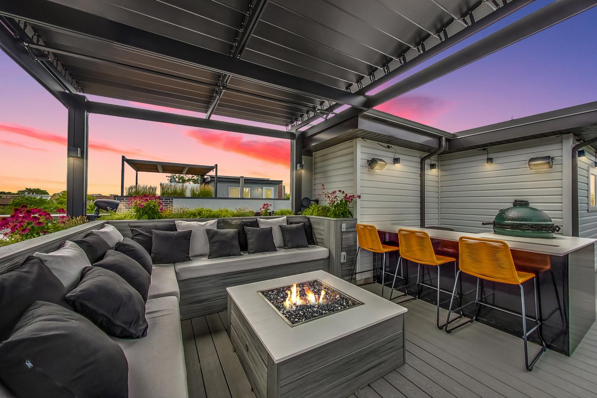 HomePartner's tweet image. BUCKTOWN: 😍 SAT 1:30pm-3pm 😍 Almost New 2600+ SQ FT Duplex Up Penthouse. 2017 New Construction - Over the Top Custom Roof Deck.  DM for more info. - mailchi.mp/chicagohomepar…