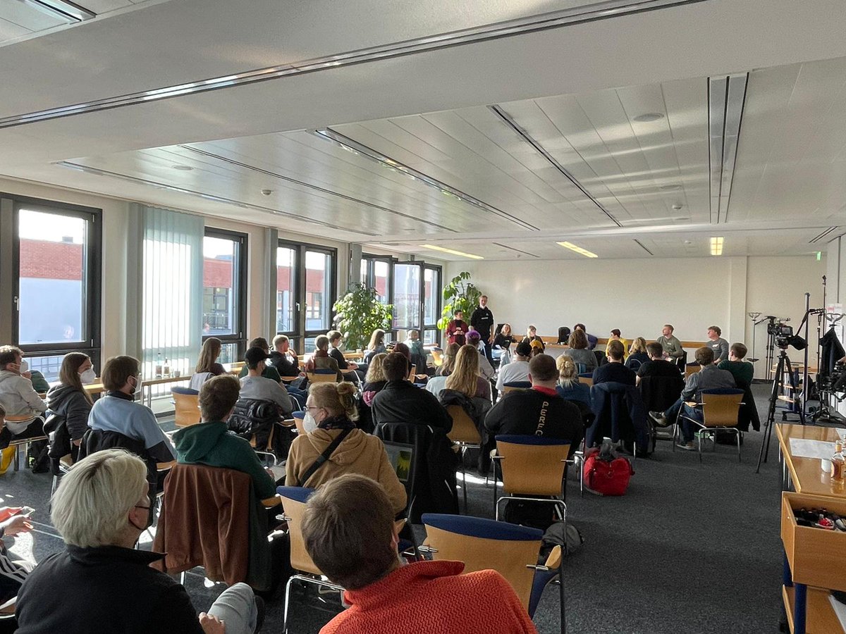 Der Raum ist voll! Heute treffen wir uns in Berlin zur Verkehrswendevernetzung! Klimaaktivist:innen, Beschäftigte aus dem ÖPNV und Verdi diskutieren heute über die nächsten gemeinsamen Schritte! 🚌 <a href="/_verdi/">Ver.piss.di</a>