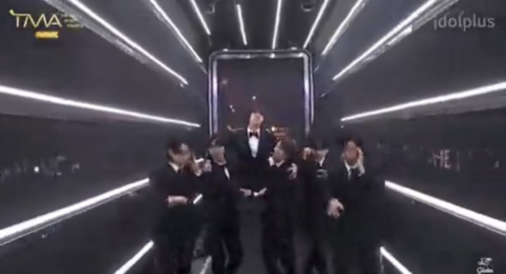 PJM_vocal's tweet photo. JIMIN AND JHOPE CARRYING SEOKJIN TO THEIR SHOULDER UPTO THE STAGE AND BTS WALKING LIKE DJ PARTY THIS IS THE ENERGY WE NEED https://t.co/h6MaaTtcmj