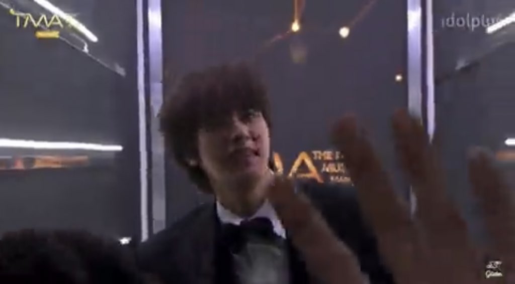 PJM_vocal's tweet photo. JIMIN AND JHOPE CARRYING SEOKJIN TO THEIR SHOULDER UPTO THE STAGE AND BTS WALKING LIKE DJ PARTY THIS IS THE ENERGY WE NEED https://t.co/h6MaaTtcmj