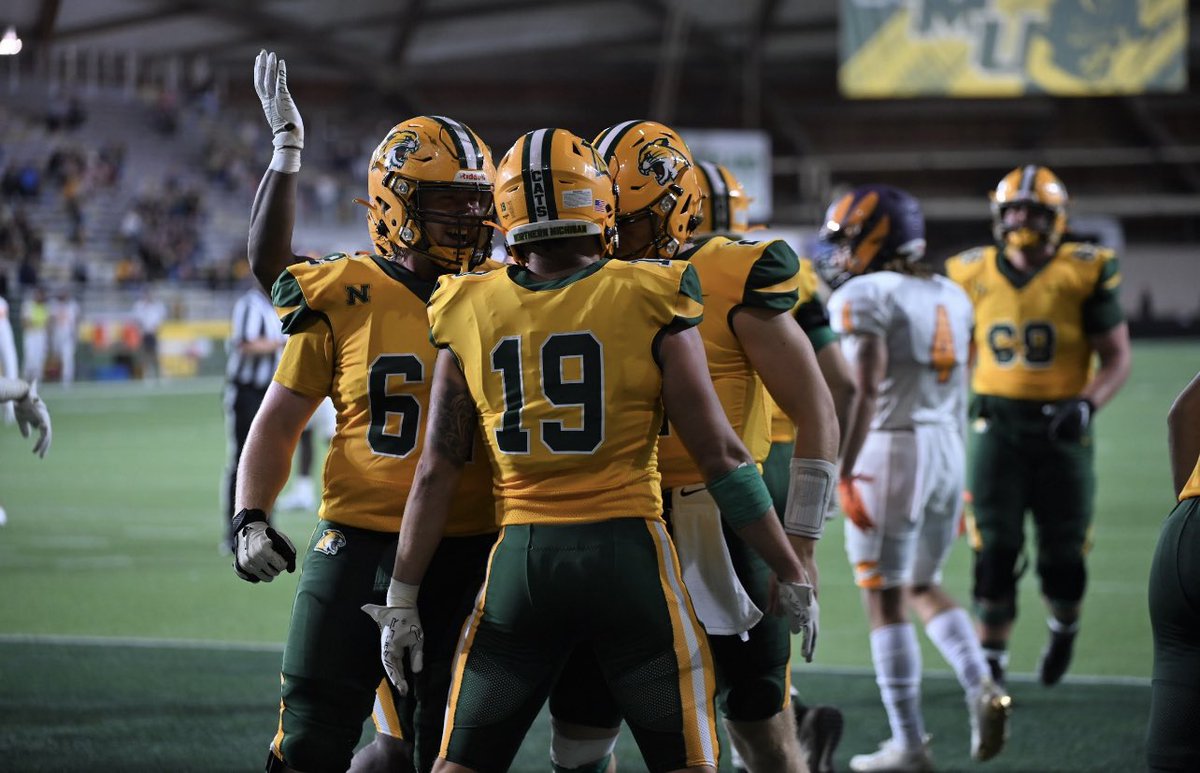 CoachChewy80's tweet photo. Do everything with great intent and purpose then do it again! Excited for the opportunity today in the Dome! #RunOffTheBall #CGO #CatTough https://t.co/v6lcXl3Iiv
