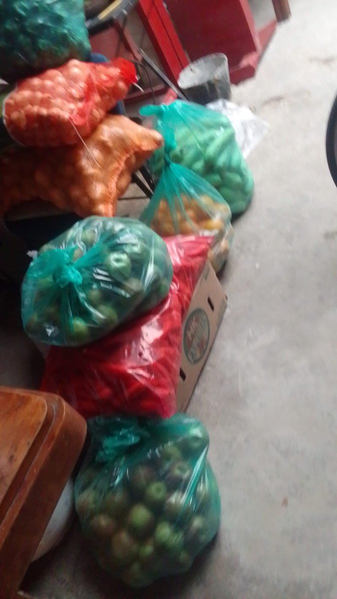 Gracias a Alejandro por la gran ayuda de frutas y verduras para poder seguir con la ayuda a los niños del Merendero ,sino sería imposible seguir ,entre todos seguimos adelante.<a href="/LorenaLorenzoPT/">Lorena Lorenzo</a> <a href="/vanbalas/">Pistoler</a> @cata_1891 <a href="/EMolinari_1891/">Lenny</a> <a href="/Lucia03899281/">carbonera lu 1891 💛🖤</a> <a href="/LucianaSanturi8/">Luciana Santurio 1891</a>