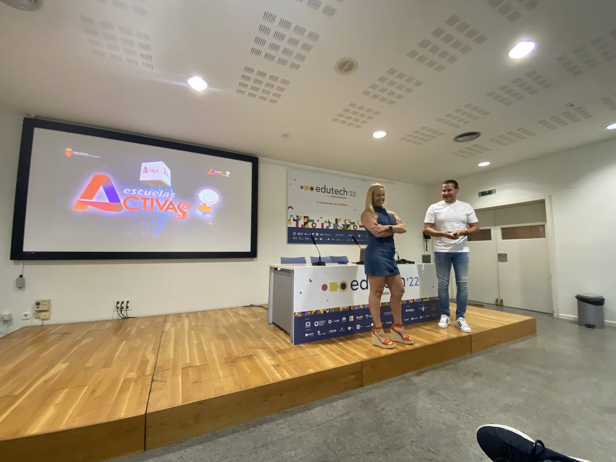 LolitaUrban's tweet photo. Gran presentación de Juan y María @EscuelasActivas en las jornadas #edutech2022 de su gran proyecto de rutas de los 10.000 pasos. Enhorabuena, chicos. https://t.co/TbN2Jen5q1