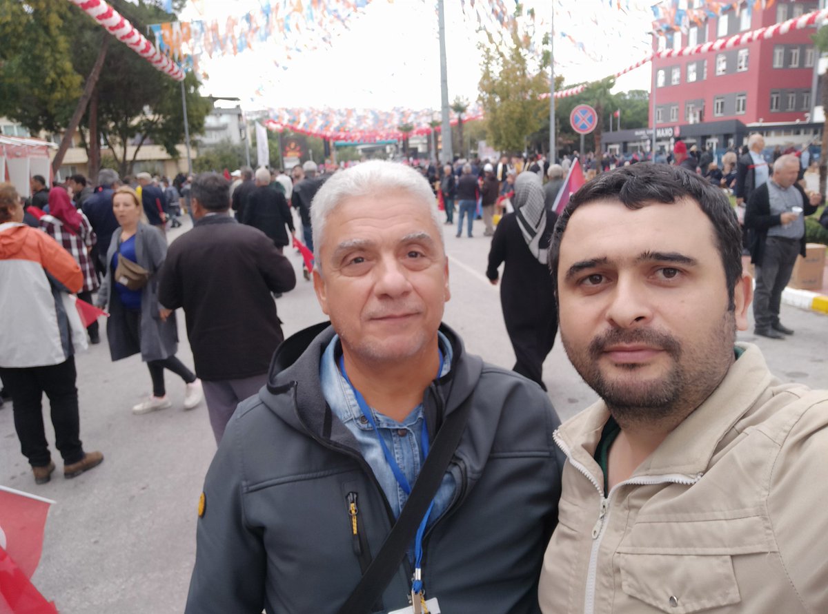 Fikir vadisinden bir ırmak geçer
Eğilir serviler, suyundan içer
Bağrında ay doğar, zambaklar açar
Sessiz sessiz akışında sen varsın.                   Balıkesir kuvayi milliye meydanı , Cumhurbaşkanımız Sn Recep Tayyip Erdoğan'ı bekliyoruz.