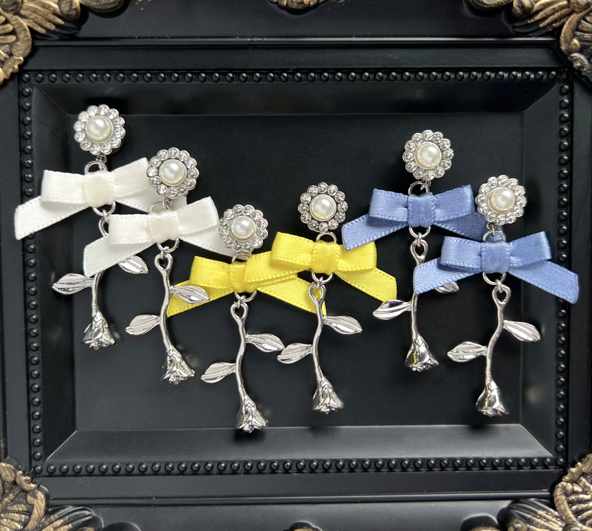 manys_handmade's tweet photo. 〖 新作 〗

薔薇揺れる🌹シルバーリボンピアス/イヤリング .*･ﾟ
リボンの色は変更可能です◎

＊minne  ↓ ↓
https://t.co/CsQnH4MHKU

#ハンドメイドアクセサリー 
#ハンドメイド好きさんと繋がりたい https://t.co/11gVLdZzjo
