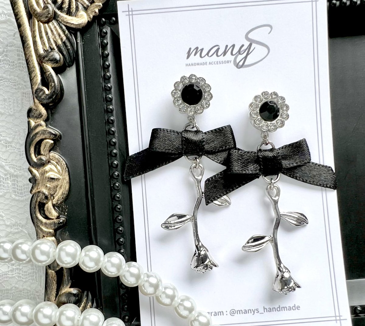 manys_handmade's tweet photo. 〖 新作 〗

薔薇揺れる🌹シルバーリボンピアス/イヤリング .*･ﾟ
リボンの色は変更可能です◎

＊minne  ↓ ↓
https://t.co/CsQnH4MHKU

#ハンドメイドアクセサリー 
#ハンドメイド好きさんと繋がりたい https://t.co/11gVLdZzjo