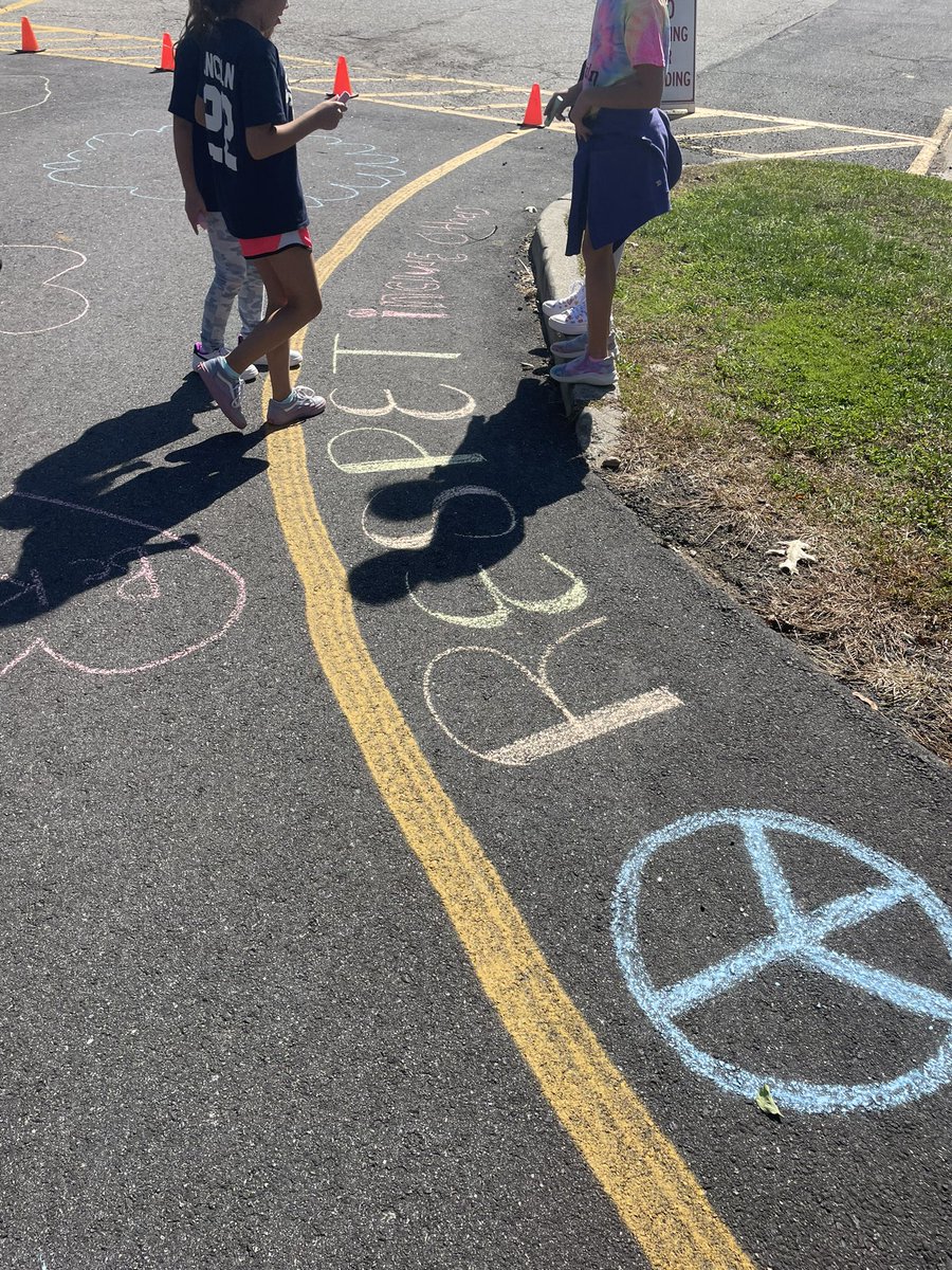 4MrsRussell's tweet photo. 3R “Chalked the Walk” with messages of kindness. Thank you, Ms. Wiebe, for your inspiration. https://t.co/Y2lgRP9NNq