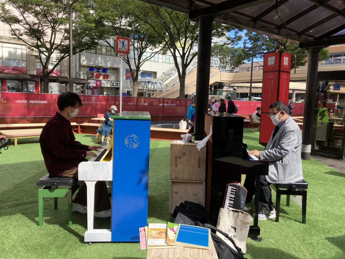 st_piano_sendai's tweet image. アートピアノ@仙台駅西口社会実験、たくさんの方が弾きに来てくれました！北海道から来てくれた方も🥰happyな1日でした！２台ピアノも楽しめます！
#movemove #仙台駅前らしさ　#openpianoproject #仙台ストリートピアノ