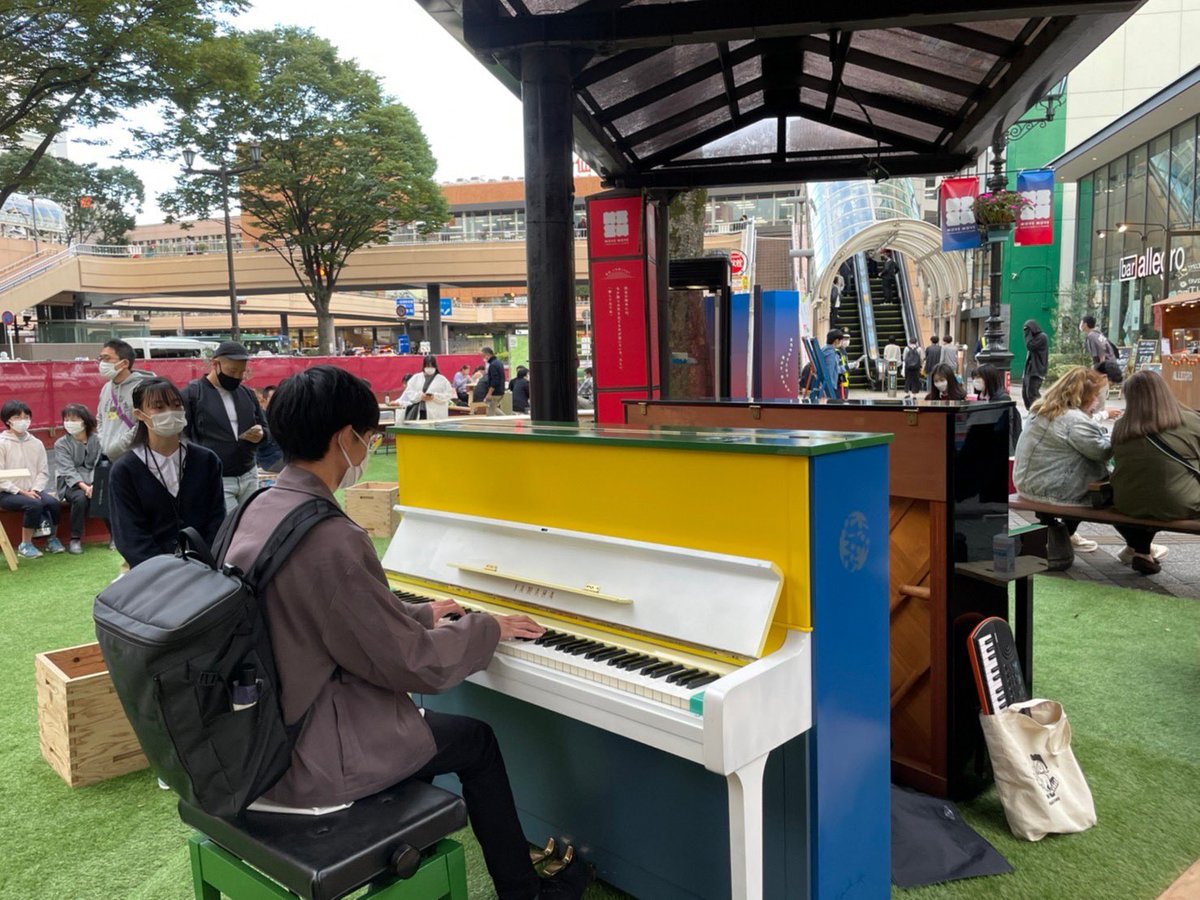 st_piano_sendai's tweet image. アートピアノ@仙台駅西口社会実験、たくさんの方が弾きに来てくれました！北海道から来てくれた方も🥰happyな1日でした！２台ピアノも楽しめます！
#movemove #仙台駅前らしさ　#openpianoproject #仙台ストリートピアノ