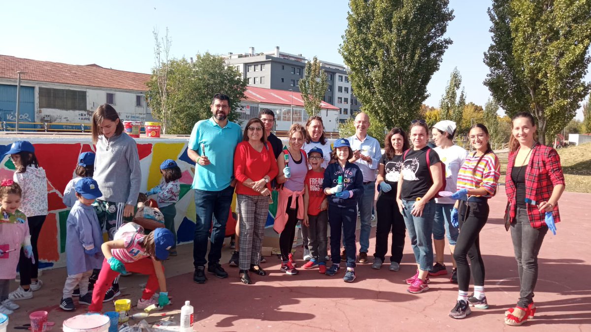 La Asociación Los Santos Pilarica y la <a href="/vallalexia/">vallalexia</a> protagonizan el mural por la diversidad en el que han participado los concejales <a href="/Vickyquinta/">Vicky Soto Olmedo</a> <a href="/alberbustos/">Alberto Bustos</a> Carmen Jiménez y otros miembros de la  Corporación, con motivo del #DíaInternacionalDeLaDislexia