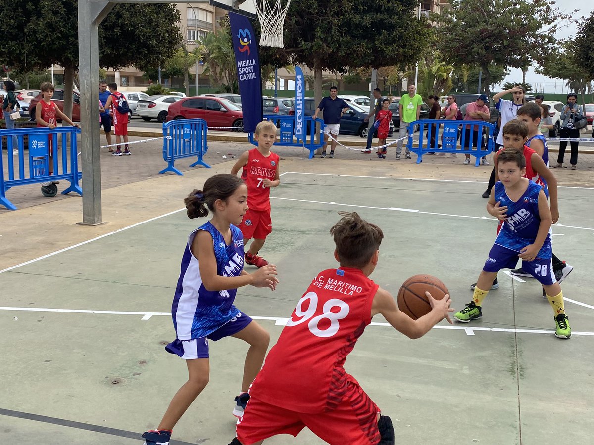maritimomelilla's tweet photo. Nuestra sección de baloncesto @baloncestoRCMM participa hoy con 25 equipos en el 3x3 Otoño que organiza la @FMBMELILLA en la plaza Multifuncional. https://t.co/41Mxyx1yzy