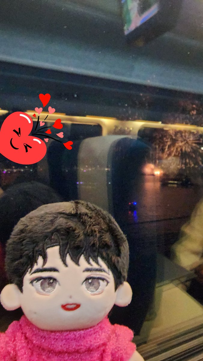 misingyeo's tweet photo. 한국 배우 200 사진전 갔다 집 가는
ktx를 탔는데 불꽃축제를 해주네 갑자기 불꽃이 보여 얼떨결에 솜징구 꺼내서 모자 안경도 없이 찍었는데 그나마 저 사진이 젤 괜찮은 거 ㅠㅠ 매번 미안하다
사진 잘 찍는 법을 배워야 할 거 같다. https://t.co/jPQAryxWc2