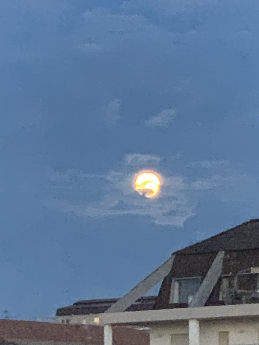 mometta72's tweet photo. Senza filtri … foto scattata con il mio cellulare … la Luna ora 🙄😔 Momo https://t.co/8T2jpGpXEz