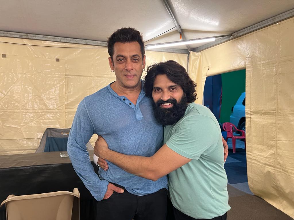 He might be #KisiKaBhaiKisiKiJaan but for us he's BHAAI JAAN @BeingSalmanKhan 🤗❤ Working with you is always a blessing. This time, it's going to trend BIGGER with his crazy grooves to Chartbuster songs🕺🏻 Thanks for the uncompromising support @SKFilmsOfficial @farhad_samji 🙏🏼