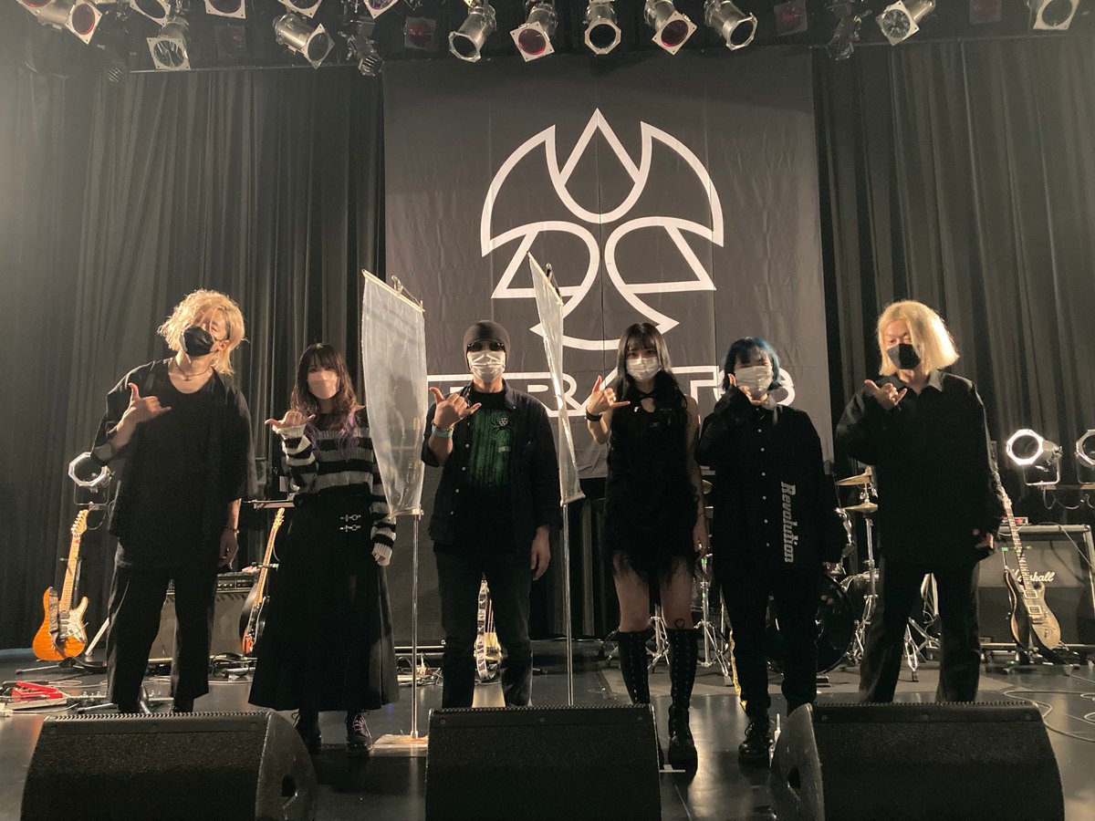 <a href="/rei_Nevermind/">REI</a>　<a href="/Aya_brats/">黒宮あや</a>
開演前に撮らせてもらったあやちゃんのプレベとアンペグ！渋いよ、カッコイイよパフォーマンスもめちゃ熱かったよ
BRATSで歌ってる時のれいちゃんまじカッコ良くてなんか泣きそうだよ(´；ω；`)
次のライブはいつかな～