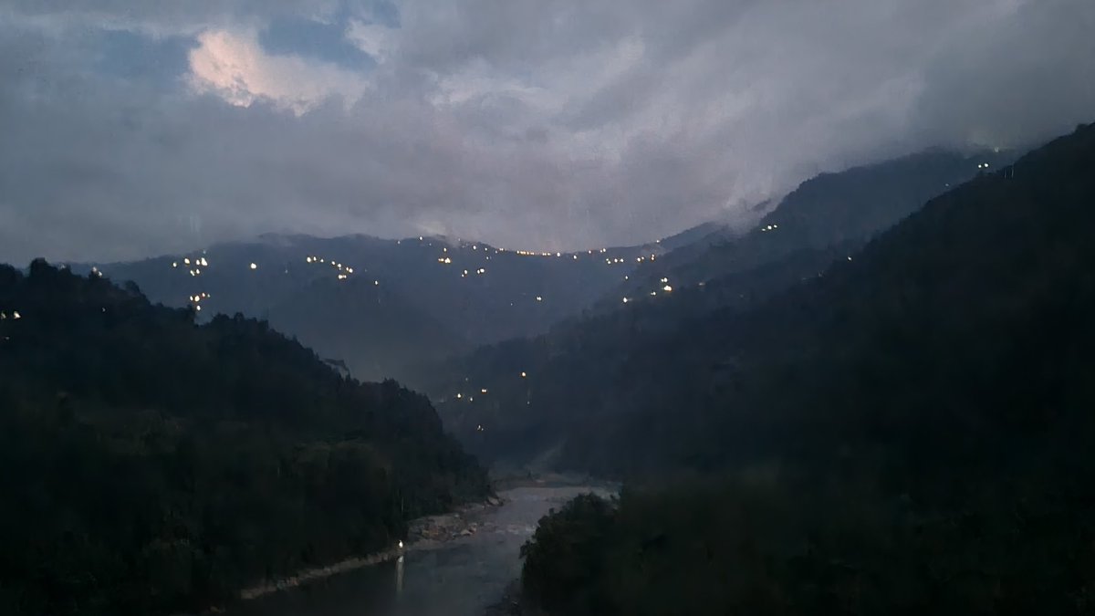 JordenJigmie's tweet photo. Visited #Rangeet Bridge via #BadamtamTE today. Last kilometer was quite an #offroad but fun.
Can see Trading live happening on the bridge and its a whole day activity. Lovely scenes engulfing the bridge vicinity.
Guess the trade ??
#Sikkim
#Darjeeling https://t.co/bQBo70LRm4