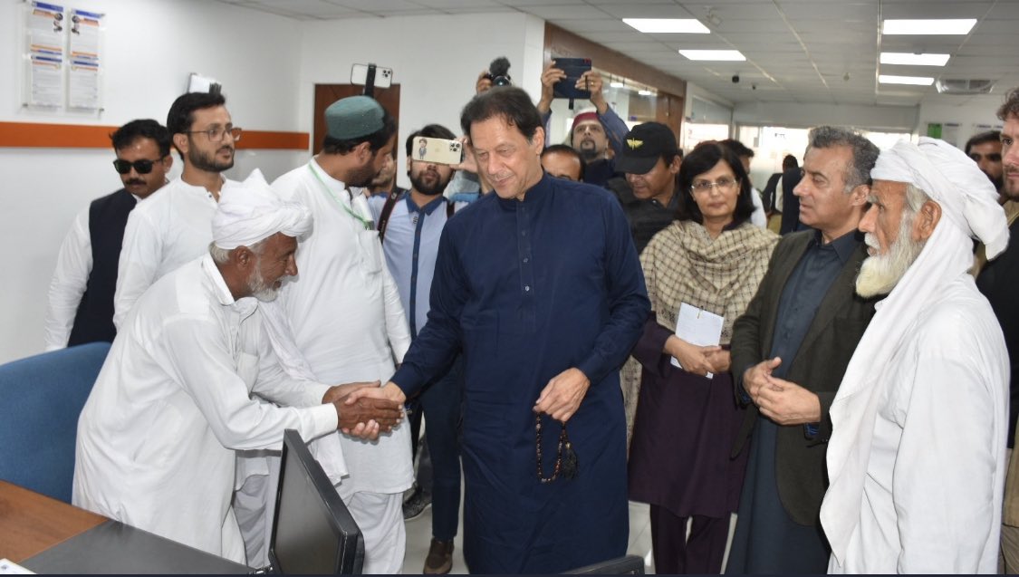 PTIOfficialUSA's tweet photo. Chairman Imran Khan visited DI Khan where he distributed checks for the rehabilitation of flood victims whose homes were destruction or damaged by recent catastrophic flooding.
#InsafReliefProgram
#IKStandsWithFloodVictims https://t.co/12eFhKozps