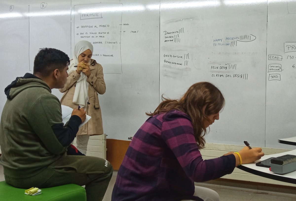 inselcalamot's tweet image. ▶️IFE2 la setmana passada va enllestir el procés creatiu de #naming de la seva botiga. 
💡 Després de fer un #brainstorming vam fer una dinàmica a l'#aulaemprenedoria.
El nostre projecte comença a agafar forma!
#SomCalamot #IFECalamot #IFE #femequip #aprenemfent #projectes