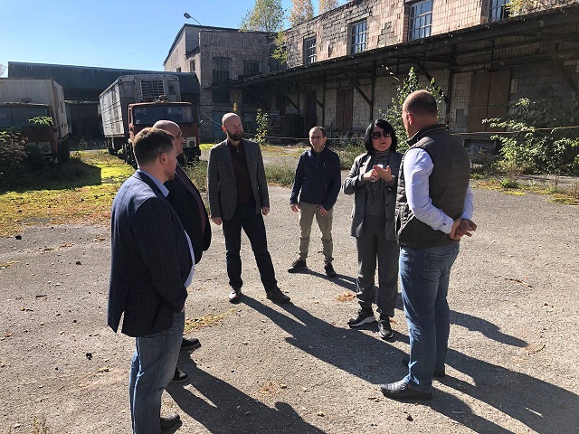 SPFUkraine's tweet photo. 🏭Сьогодні Перший заступник Голови Фонду держмайна Дмитро Кліменков та заступниця Голови Фонду держмайна Яна Матієва відвідали об’єкти приватизації у Тернопільській та Івано-Франківській областях. 
Докладно: https://t.co/SEv2x5JkpY https://t.co/BX1y8t2Z1E