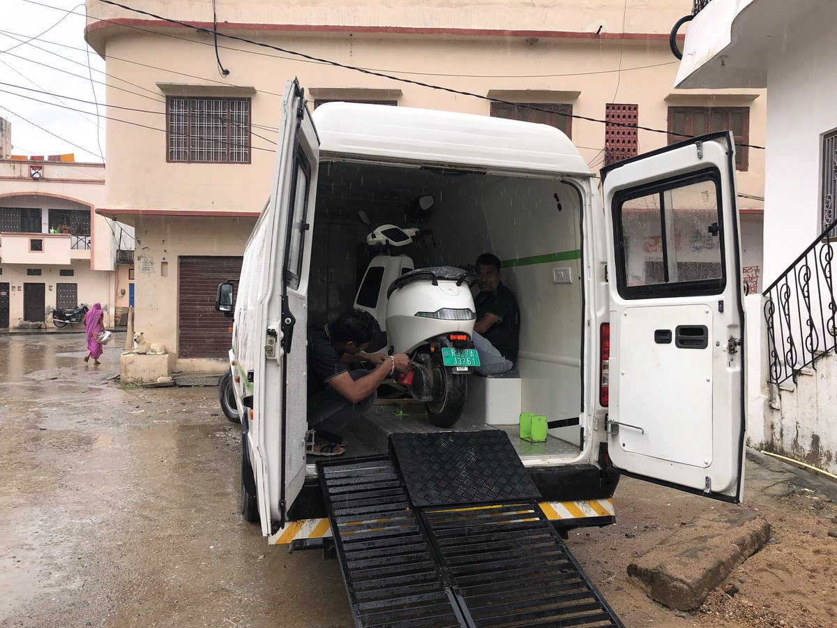 vishalnagda1's tweet photo. Oh my God! It’s service center on wheels😱 It’s Ola’s😍. It’s raining outside and Ola team sent there portable service center at my home. I’m really thankful to Shivansh, Suresh Dangi, Mahipal & Indra lal ji to make it possible. Also thanks to @OlaElectric
#full_satisfaction #ola https://t.co/ghx86HA9Ky