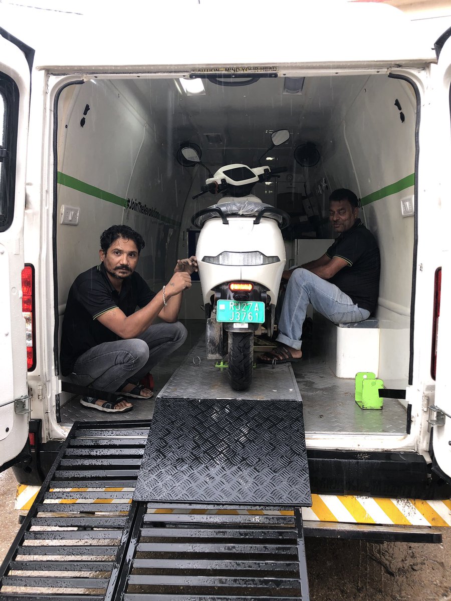 vishalnagda1's tweet photo. Oh my God! It’s service center on wheels😱 It’s Ola’s😍. It’s raining outside and Ola team sent there portable service center at my home. I’m really thankful to Shivansh, Suresh Dangi, Mahipal & Indra lal ji to make it possible. Also thanks to @OlaElectric
#full_satisfaction #ola https://t.co/ghx86HA9Ky