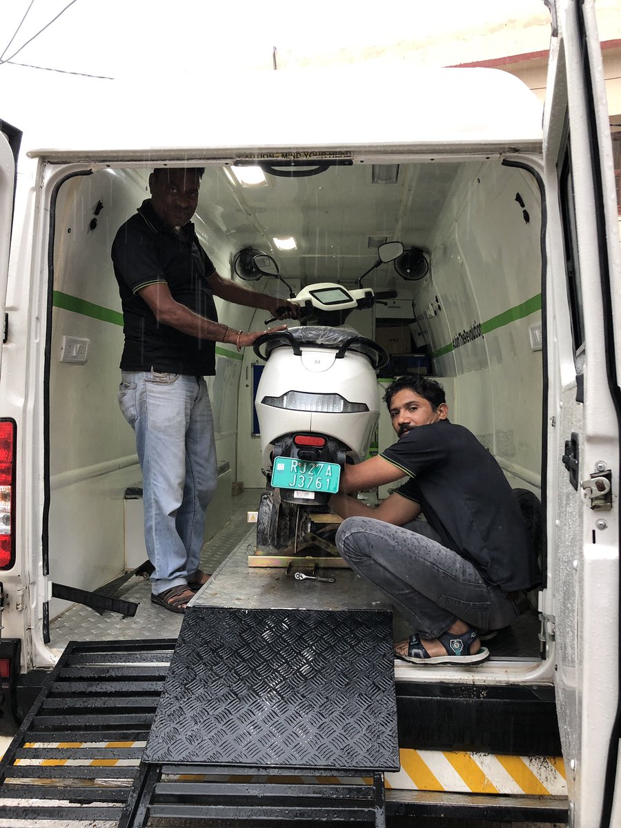 vishalnagda1's tweet photo. Oh my God! It’s service center on wheels😱 It’s Ola’s😍. It’s raining outside and Ola team sent there portable service center at my home. I’m really thankful to Shivansh, Suresh Dangi, Mahipal & Indra lal ji to make it possible. Also thanks to @OlaElectric
#full_satisfaction #ola https://t.co/ghx86HA9Ky