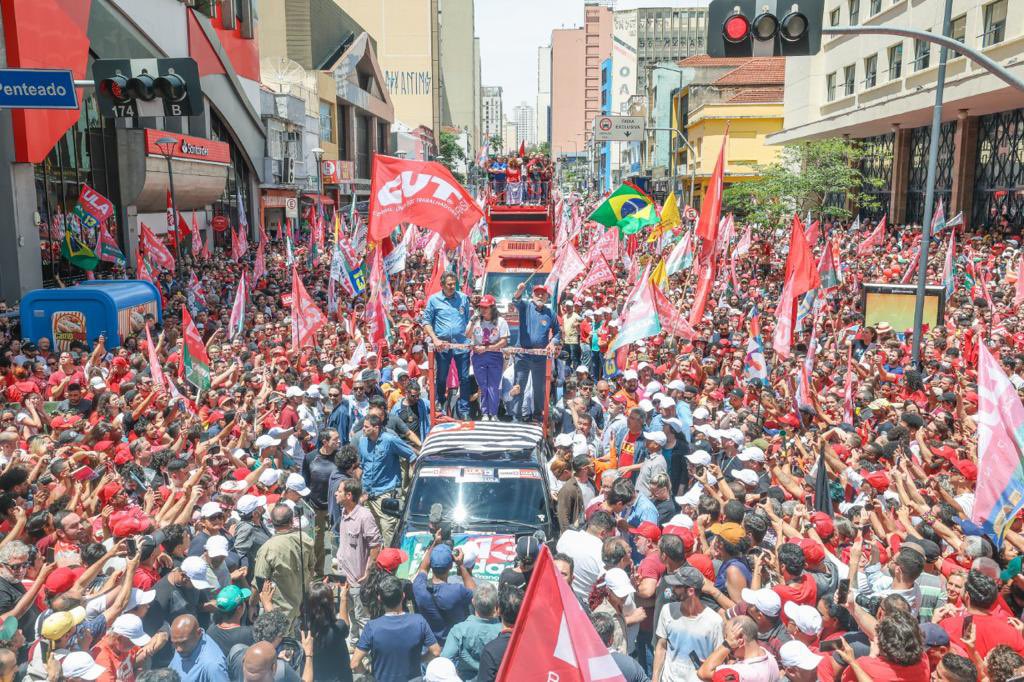 LulaOficial's tweet photo. Obrigado, Campinas! O @geraldoalckmin e eu estamos juntos com @Haddad_Fernando para fazermos muito mais pelo povo trabalhador de São Paulo e do Brasil. 

📸: @ricardostuckert https://t.co/KLW0avGD9M