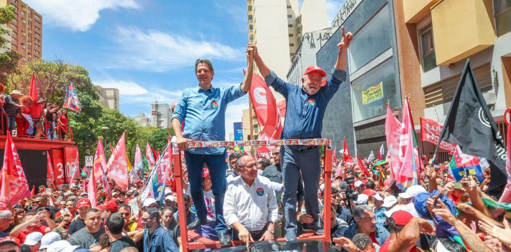 LulaOficial's tweet photo. Obrigado, Campinas! O @geraldoalckmin e eu estamos juntos com @Haddad_Fernando para fazermos muito mais pelo povo trabalhador de São Paulo e do Brasil. 

📸: @ricardostuckert https://t.co/KLW0avGD9M