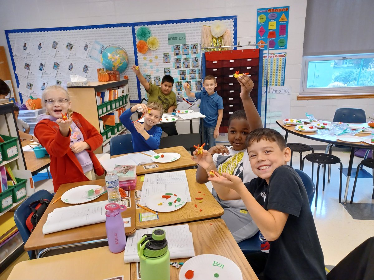 mkjeldsen2's tweet photo. The students enjoyed creating clay creatures in Science. A great way to model inherited traits! #oakridgemustangs https://t.co/qak8DCrhef