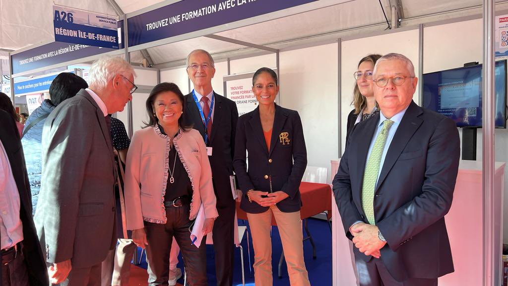 Visite du salon Paris pour l'Emploi 2022 avec <a href="/jdHAUTESERRE/">Jeanne d'Hauteserre</a> : de nombreuses opportunités de formation et de recrutement proposées aux Franciliens en présentiel et en ligne. Avec la participation de <a href="/iledefrance/">Région Île-de-France</a>