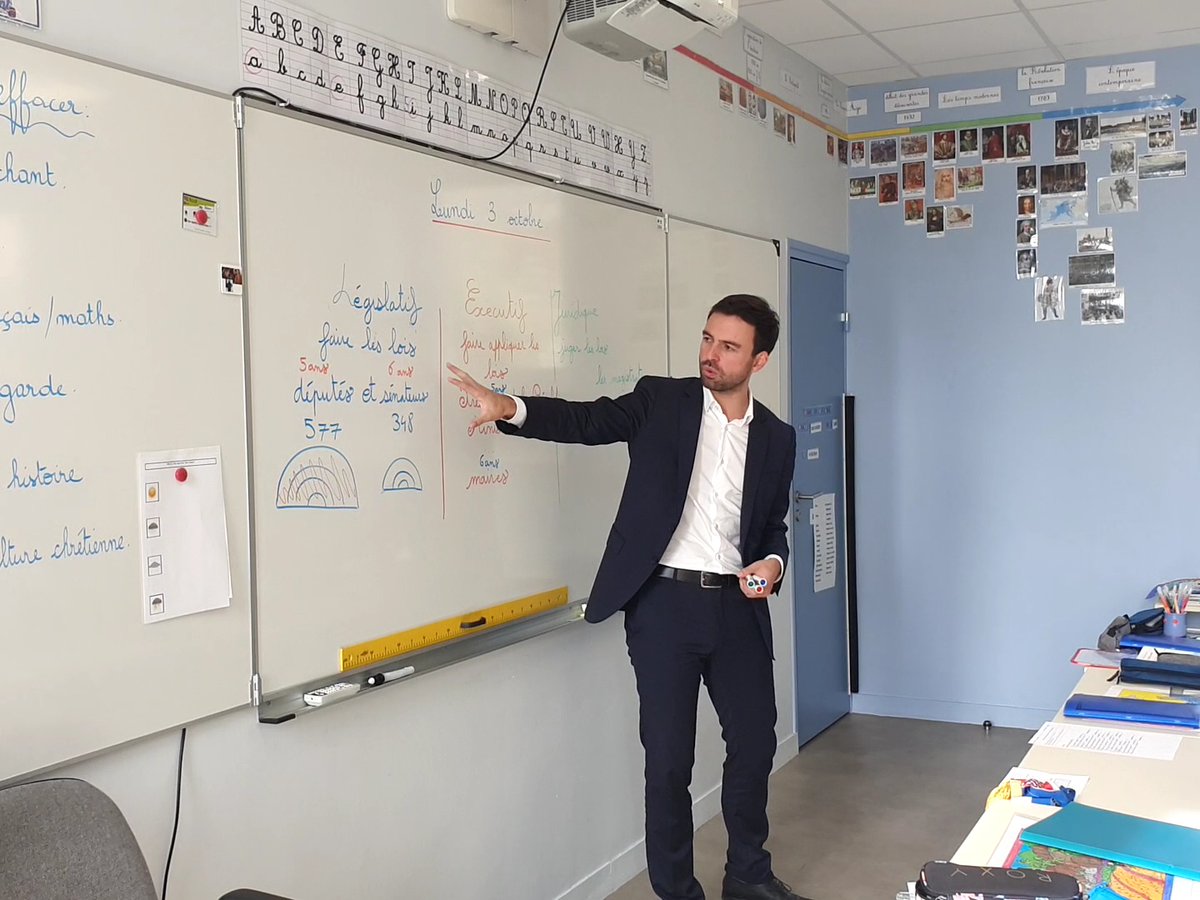 Ecole_SteMarie's tweet photo. 🇫🇷 Le Député @HenrietPierre a été accueilli à l'école accompagné par le Maire de Saint Michel en l'Herm et une adjointe. Après avoir visité l'école le député a rencontré la classe des CM pour expliquer le rôles des institutions françaises et le fonctionnement et de la République. https://t.co/4jax3fh2Mr