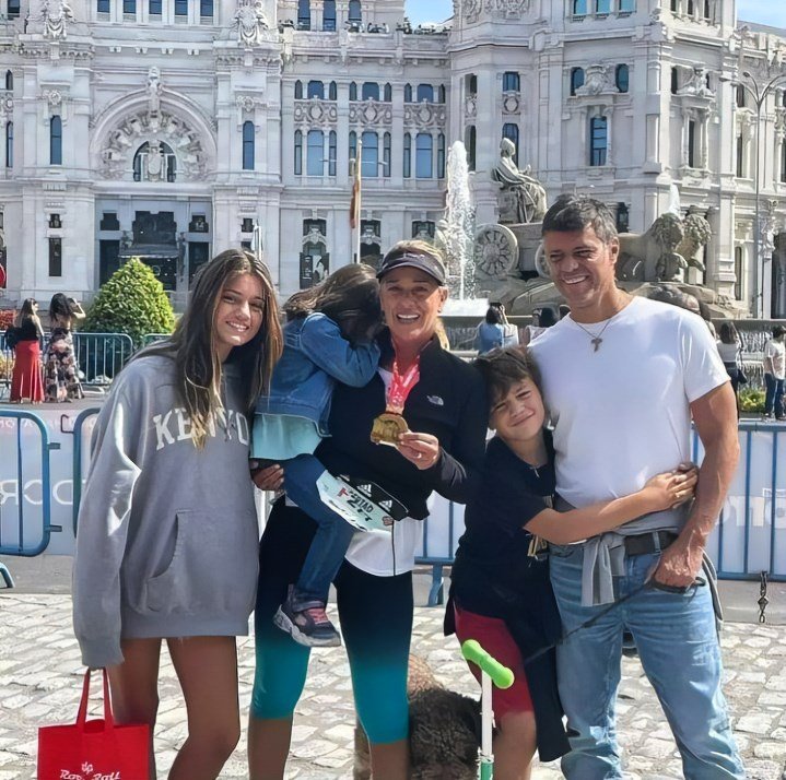 dquinterotv10's tweet photo. En la imagen de la izquierda vemos a uno de los creadores del caos, lleva puesta una franela blanca y un crucifijo.En la imagen de la derecha, un padre desesperado que consumió mucho caos, lleva en sus brazos a una pequeña que grita en silencio. 2 Imágenes, 2 países, 2 realidades https://t.co/yP7xSc8HtP