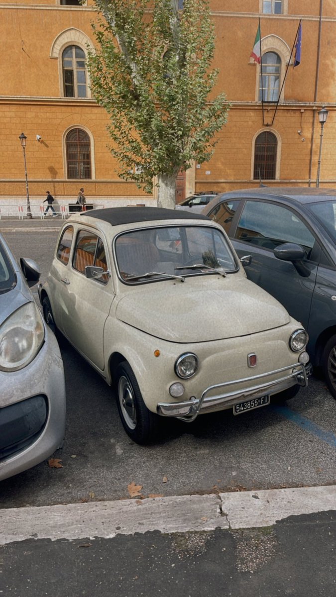 silviacorderoo's tweet photo. De peque era Súper fan de CARS y me he enamorado de este coche en Roma, necesito esto🥰 

A alguien más le gustan los minicoches de antes?  

Solo le faltan los ojos y es LUIGI de Cars🚗, creo que por eso me gusta😅 https://t.co/Hxp52IMMz1