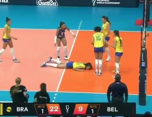 mavgfx's tweet photo. urgente brasil tem tanta vantagem que jogadora aproveita pra tirar soneca em quadra #VoleiNoSporTV https://t.co/YBbIY8Hkcn