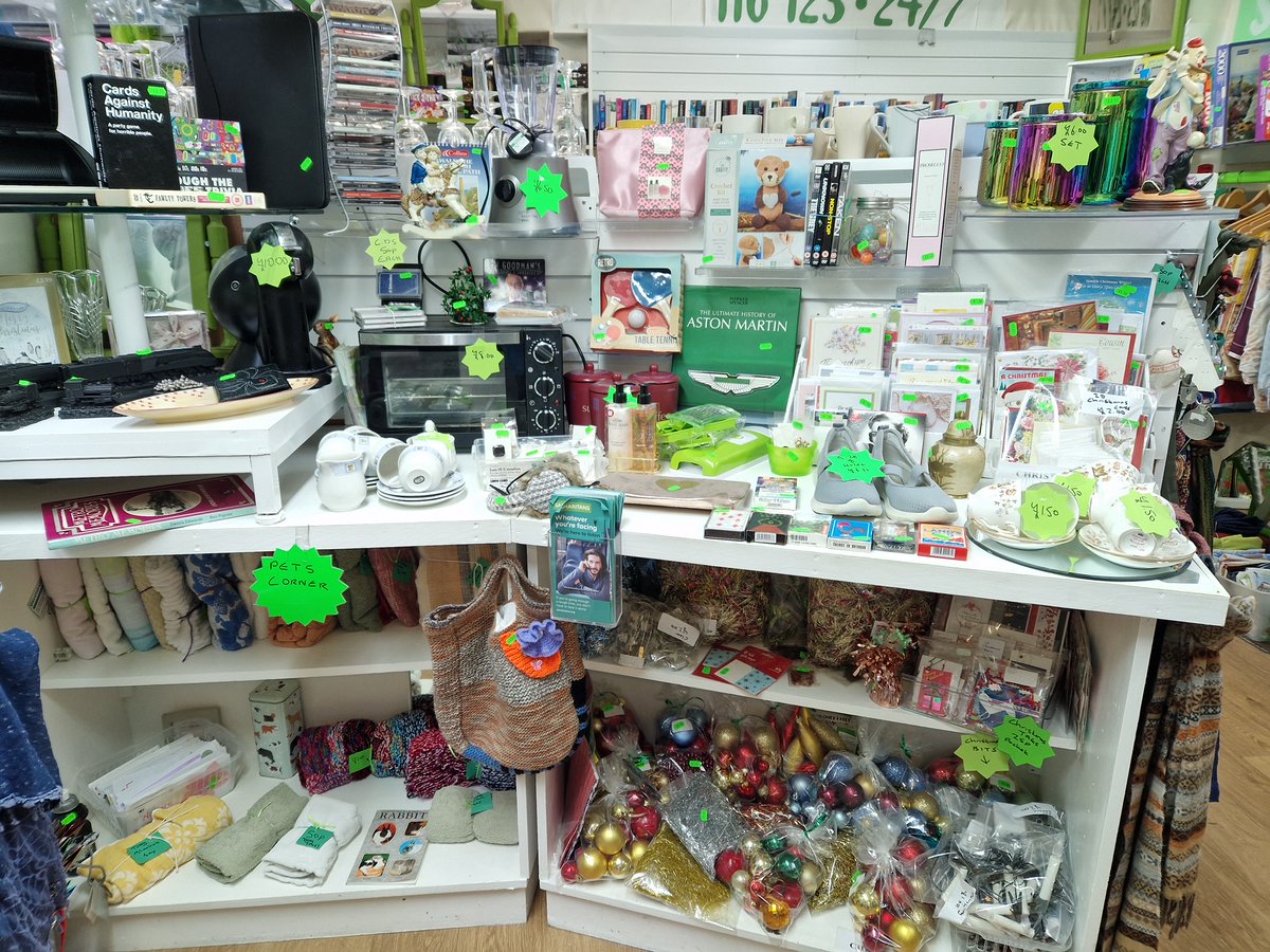 cornwallsamari1's tweet photo. Cornwall Samaritans amazing shop at #parmarket open all week-end. Every penny profit goes to our branch. #Christmas is coming...pick up a bargain!
#bbccornwall @StAustellVoice https://t.co/PCihuejEIB