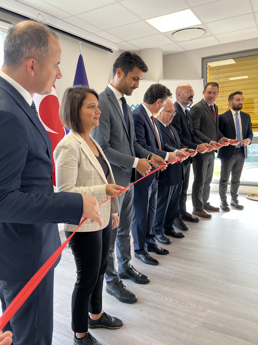 TMaarifVakfi's tweet photo. Lyon Maarif Eğitim Merkezimizin açılış töreni düzenlendi.🇹🇷🇫🇷

Fransa'daki ikinci eğitim merkezimizin açılışı Başkanımız Prof. Dr. @Birol_Akgun, Mütevelli Heyeti Üyemiz Mahmut M. Özdil, Lyon Başkonsolosumuz Sn. Müslüm Aygün ve STK Temsilcilerinin katılımlarıyla gerçekleştirildi. https://t.co/g3lKZsoiFz