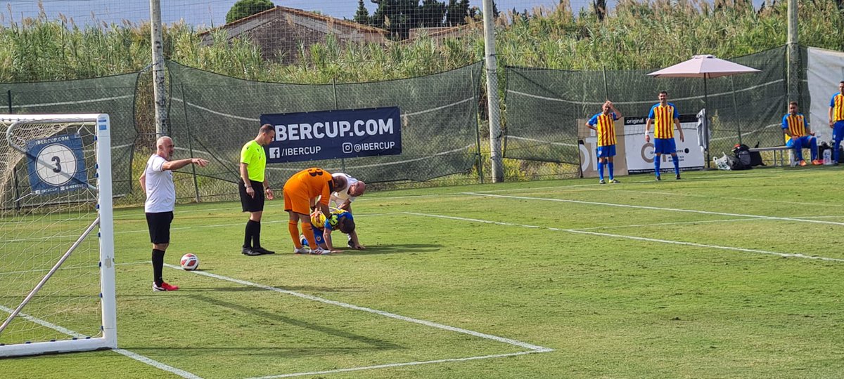 FutbolistasVCF's tweet photo. Primera jornnada de la COPA FEAFV que estamos disputando estos días en Oliva. ucha suerte a todos los equipos de las #AsociacionesMiembrosFEAFV participantes
#FutbolVeteranos ⚪️⚫️🦇 Amunt! #copafeafv https://t.co/Wsk41Eb94X https://t.co/ozFNrNYNZY