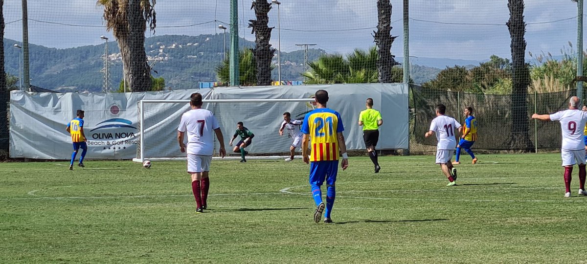 FutbolistasVCF's tweet photo. Primera jornnada de la COPA FEAFV que estamos disputando estos días en Oliva. ucha suerte a todos los equipos de las #AsociacionesMiembrosFEAFV participantes
#FutbolVeteranos ⚪️⚫️🦇 Amunt! #copafeafv https://t.co/Wsk41Eb94X https://t.co/ozFNrNYNZY